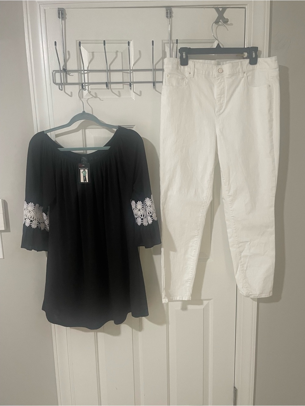 Black Boho Peasant Top with White Floral Embroidery l/xl win win 14 jeans